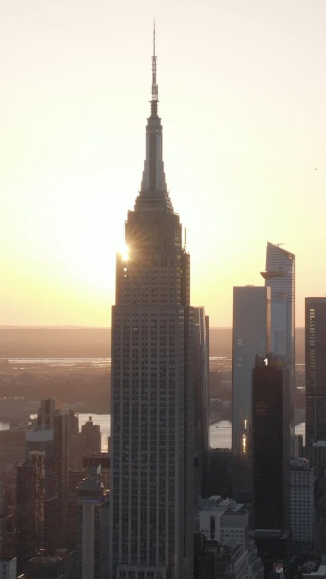 Stunning sunset views of the Empire State Building and Manhattan at The Copper residences for rent in Murray Hill.